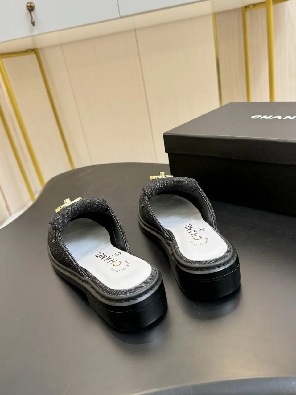 👟👟Ex-factory price 560👟👟 🔥🔥🔥Xiaoxiang official website synchronizes the high version of CHANEL 2025 Chanel top buckle exposed heel shoes, a must-have hot style for early spring, the goddess series, with the elegant and ladylike temperament of the fragrance family, super durable, irresistible, and exciting... ▪️The upper is imported sheepskin ▪️Inside imported sheep lining (same as the original) ▪️Original model opening, genuine leather outsole🇮🇹 ▪️Standard code 35- 41 42 Customized, non-returnable